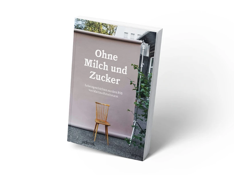 Ein Foto vom Buch "Ohne Milch und Zucker", einem Taschenbuch, das aufrecht vor einem weissen Hintergrund steht.