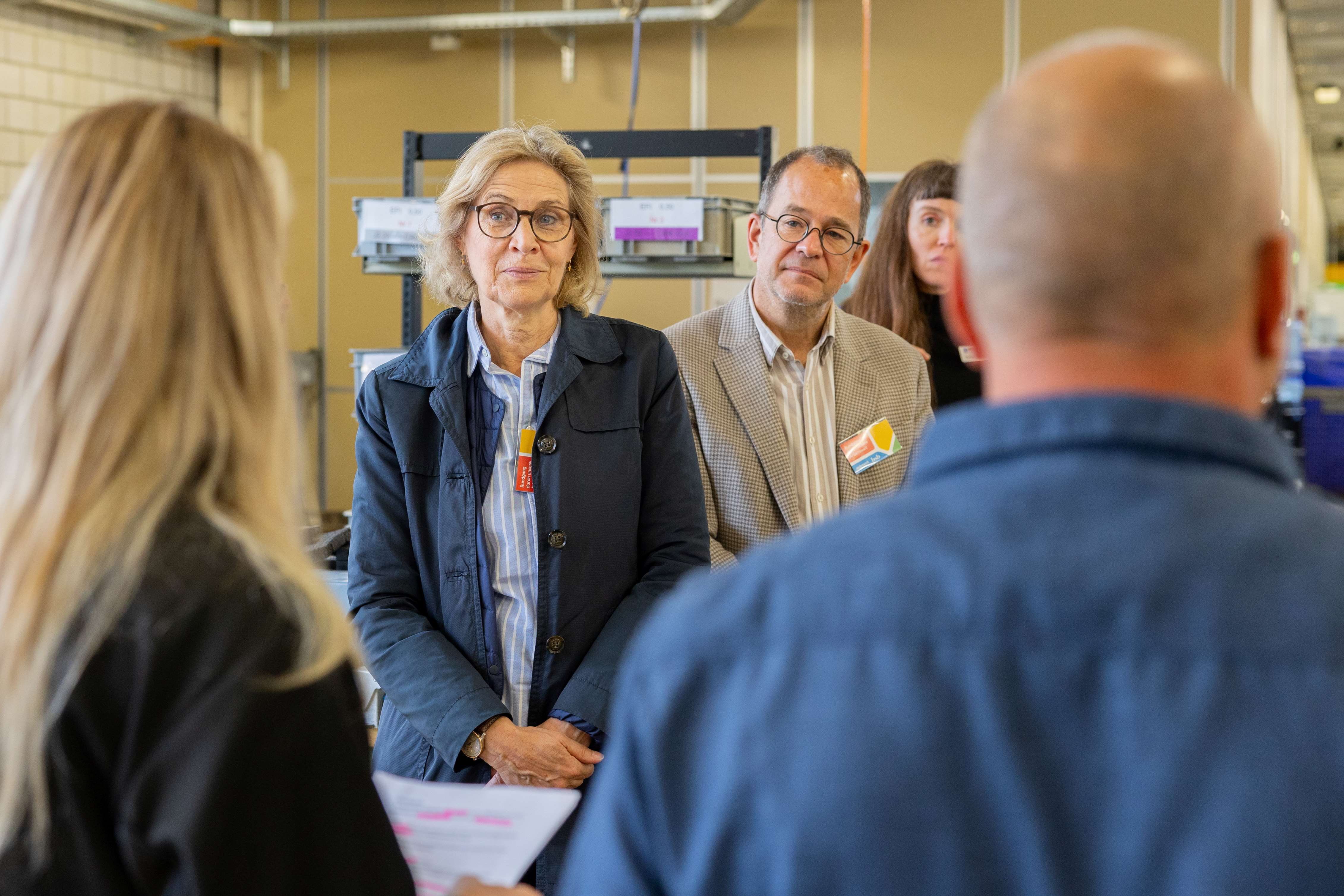 «Rundgang durch unsere Arbeitswelt»: Patricia von Falkenstein, Nationalrätin und Präsidentin der Bürgergemeinderats Basel, und Daniel Stolz, Direktor BSB, hören genau bei der UNO-BRK-Jubiläumsaktion des BSB zu. 